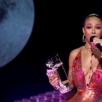 Doja Cat recogiendo su premio en los MTV VMA's 2020