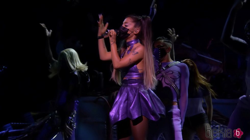 Ariana Grande durante su actuación en los MTV VMA's 2020