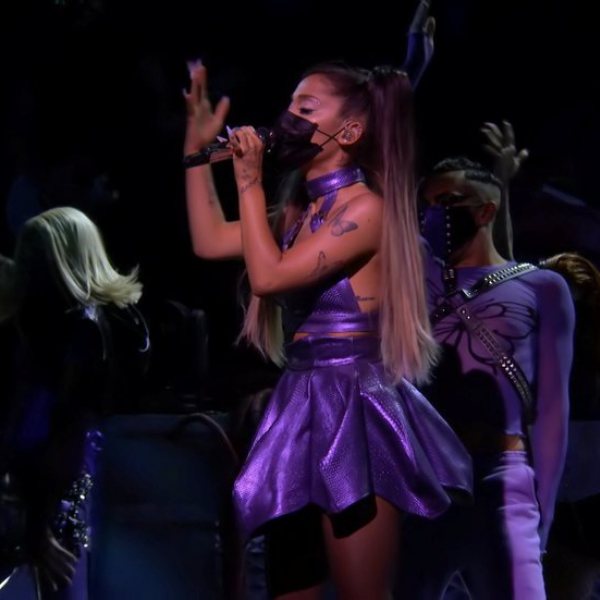 Ariana Grande durante su actuación en los MTV VMA's 2020 - Artistas y