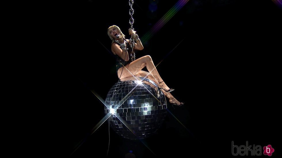 Miley Cyrus durante su actuación en los MTV VMA's 2020