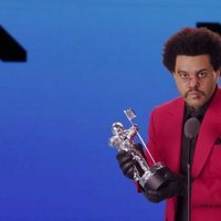 The Weeknd recogiendo uno de los premios de los MTV VMA's 2020