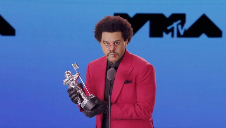 The Weeknd recogiendo uno de los premios de los MTV VMA's 2020