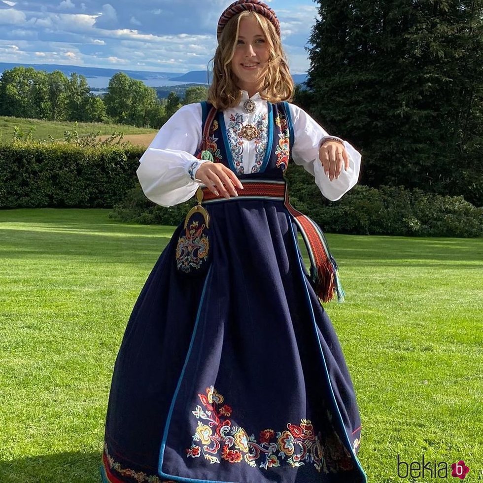 Leah Behn con el traje típico noruega en su Confirmación