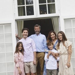 Federico y Mary de Dinamarca con sus hijos Christian, Isabel, Vicente y Josefina al final de sus vacaciones