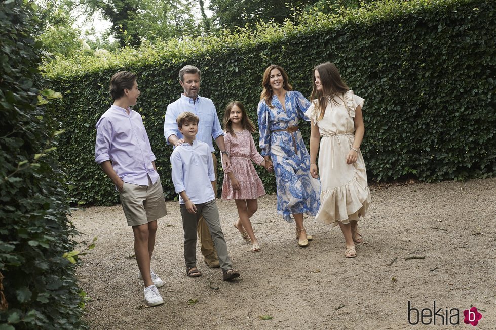 Federico y Mary de Dinamarca con sus hijos al final de sus vacaciones