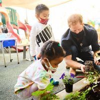 El Príncipe Harry plantando flores en Preschool Learning Center de Los Angeles