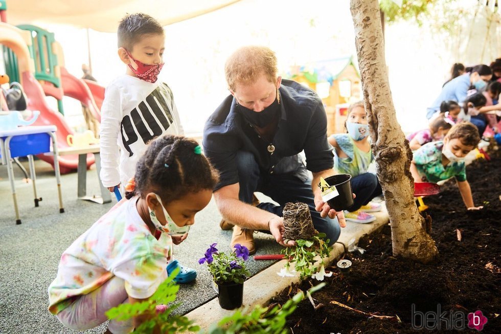 El Príncipe Harry plantando flores en Preschool Learning Center de Los Angeles