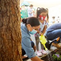 El Príncipe Harry y Meghan Markle plantando flores con unos niños en Preschool Learning Center de Los Angeles