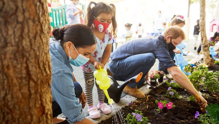 El Príncipe Harry y Meghan Markle plantando flores con unos niños en Preschool Learning Center de Los Angeles