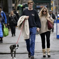 Sienna Miller y Lucas Zwirner paseando por Nueva York