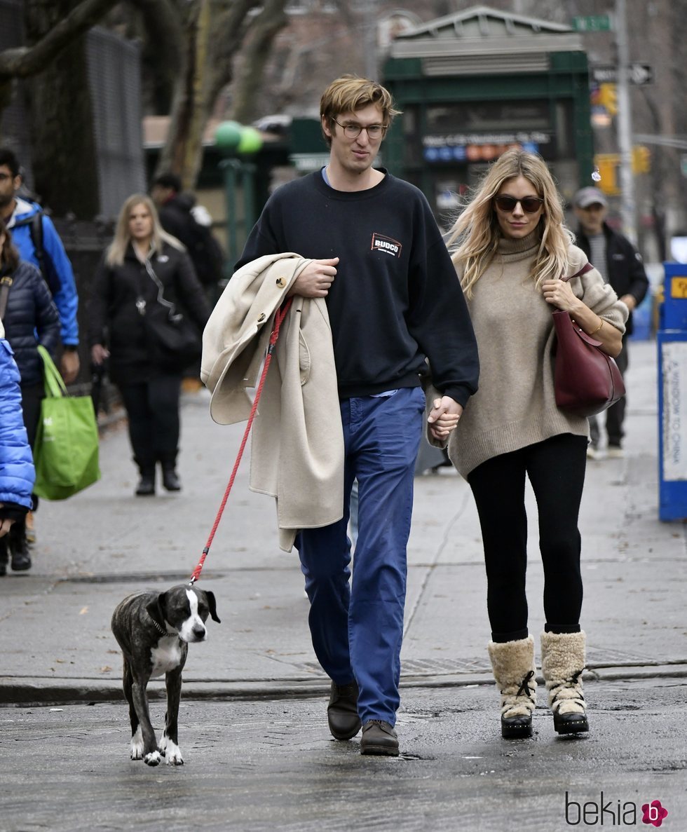 Sienna Miller y Lucas Zwirner paseando por Nueva York