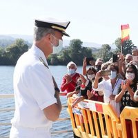 El Rey Felipe saludando a los vecinos de Tui en su visita a la Comandancia Naval del Miño
