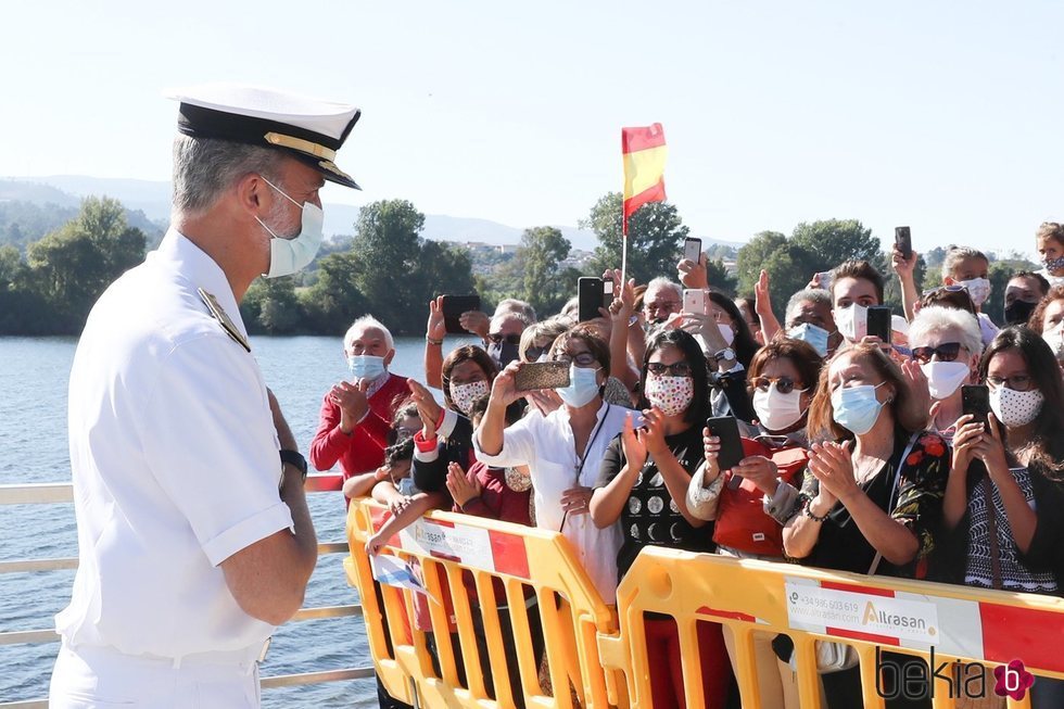 El Rey Felipe saludando a los vecinos de Tui en su visita a la Comandancia Naval del Miño