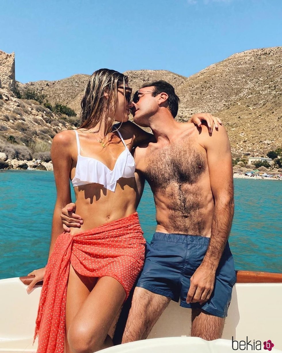 Enrique Ponce y Ana Soria a punto de besarse