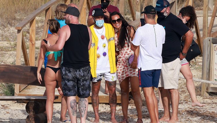 Neymar tomándose fotos con una fan sin mascarilla durante sus vacaciones en Ibiza