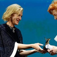 Tilda Swinton recibe el León de Oro honorífico en el Festival de Venecia 2020 de la mano de Cate Blanchett