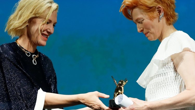 Tilda Swinton recibe el León de Oro honorífico en el Festival de Venecia 2020 de la mano de Cate Blanchett