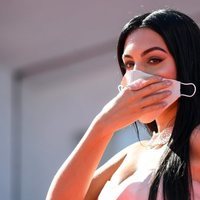 Georgina Rodríguez sujetando su mascarilla en el Festival de Venecia 2020