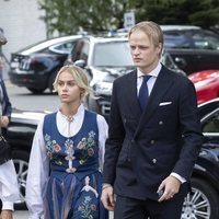 Marius Borg y Juliane Snekkestad en la Confirmación de Sverre Magnus de Noruega