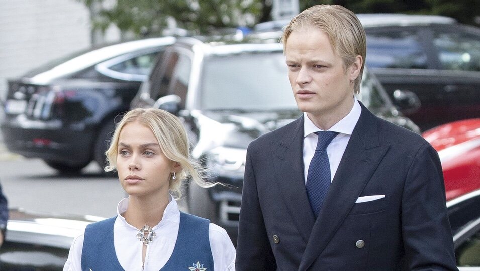 Marius Borg y Juliane Snekkestad en la Confirmación de Sverre Magnus de Noruega