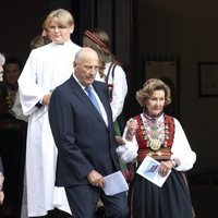 Sverre Magnus de Noruega con Harald y Sonia de Noruega en su Confirmación