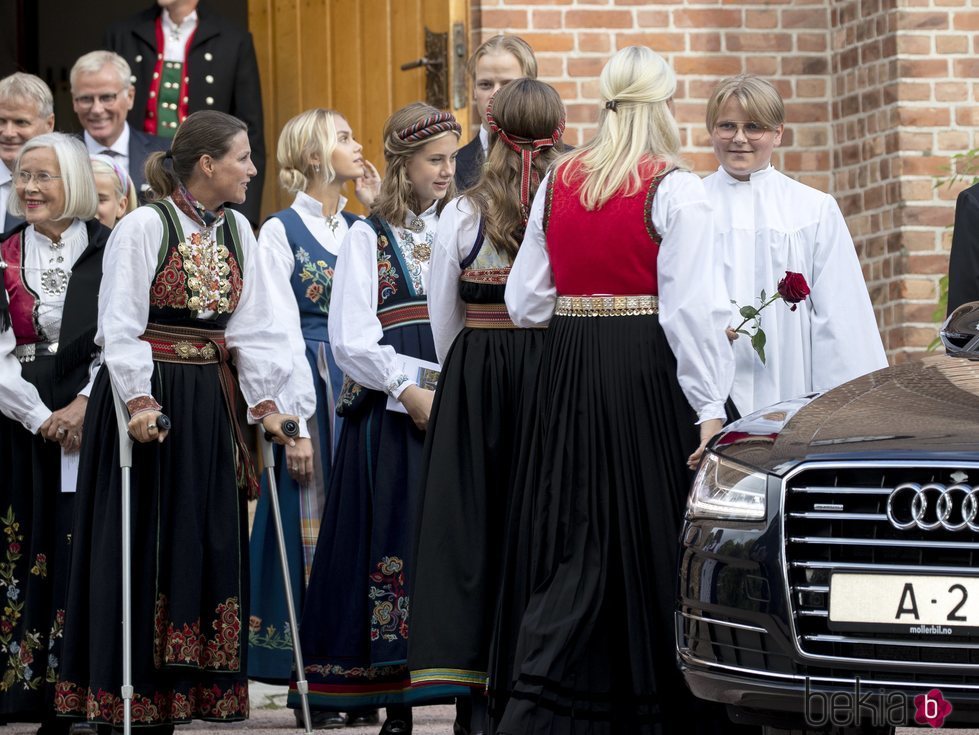 Sverre Magnus de Noruega en su Confirmación con Mette-Marit de Noruega, Marta Luisa de Noruega, Leah Behn,  Marius Borg y Juliane Snekkestad