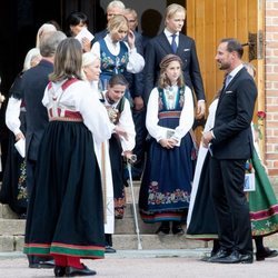 Haakon y Mette-Marit de Noruega, Marta Luisa de Noruega, Leah Behn, Marius Borg y Juliane Snekkestad en la Confirmación de Sverre Magnus de Noruega
