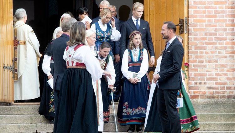 Haakon y Mette-Marit de Noruega, Marta Luisa de Noruega, Leah Behn, Marius Borg y Juliane Snekkestad en la Confirmación de Sverre Magnus de Noruega