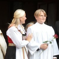Sverre Magnus de Noruega con sus padres Haakon y Mette-Marit de Noruega en su Confirmación