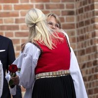 Mette-Marit de Noruega abraza a Sverre Magnus de Noruega en su Confirmación
