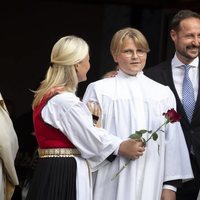 Sverre Magnus de Noruega con sus padres y su hermana en su Confirmación