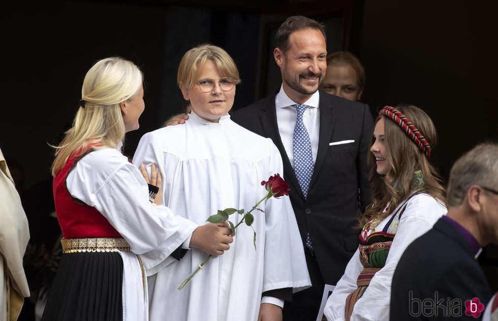 Sverre Magnus de Noruega con sus padres y su hermana en su Confirmación