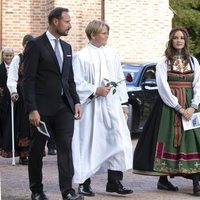 Haakon y Mette-Marit de Noruega con sus hijos Ingrid Alexandra y Sverre Magnus en la Confirmación de Sverre Magnus de Noruega