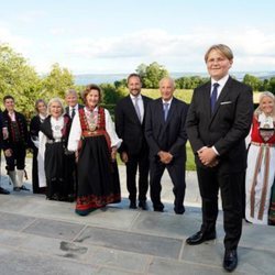 Sverre Magnus de Noruega con sus padres, hermanos y abuelos en su Confirmación