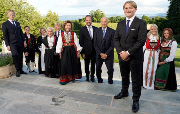 Sverre Magnus de Noruega con sus padres, hermanos y abuelos en su Confirmación
