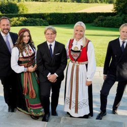 Sverre Magnus de Noruega con Haakon y Mette-Marit de Noruega, Ingrid Alexandra de Noruega y Marius Borg en su Confirmación
