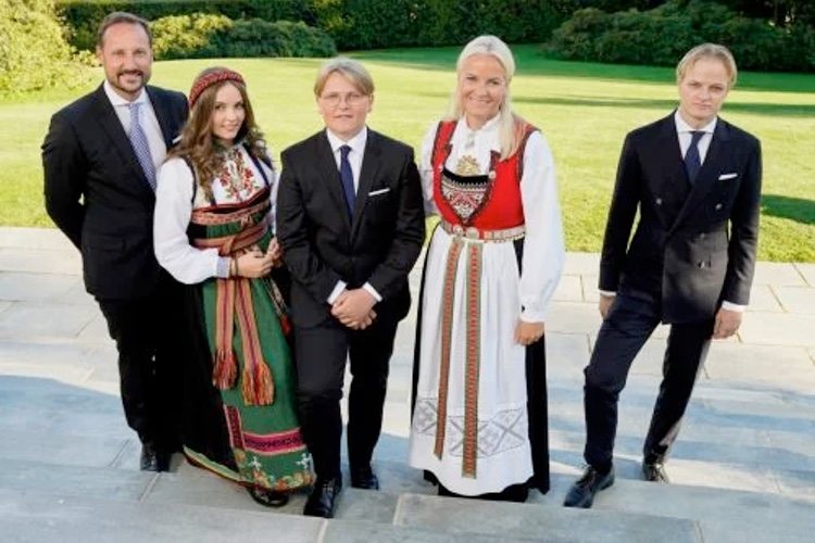 Sverre Magnus de Noruega con Haakon y Mette-Marit de Noruega, Ingrid Alexandra de Noruega y Marius Borg en su Confirmación