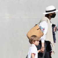 Sara Carbonero lleva de la mano a su hijo Lucas tras salir del colegio