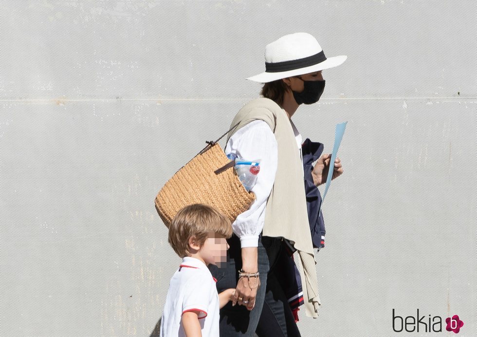 Sara Carbonero lleva de la mano a su hijo Lucas tras salir del colegio