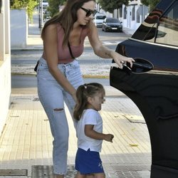 Irene Rosales llevando a su hija Carlota a la guardería tras el verano