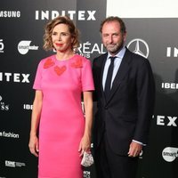Ágatha Ruiz de la Prada posando con Luis Gasset tras su desfile de Madrid Fashion Week