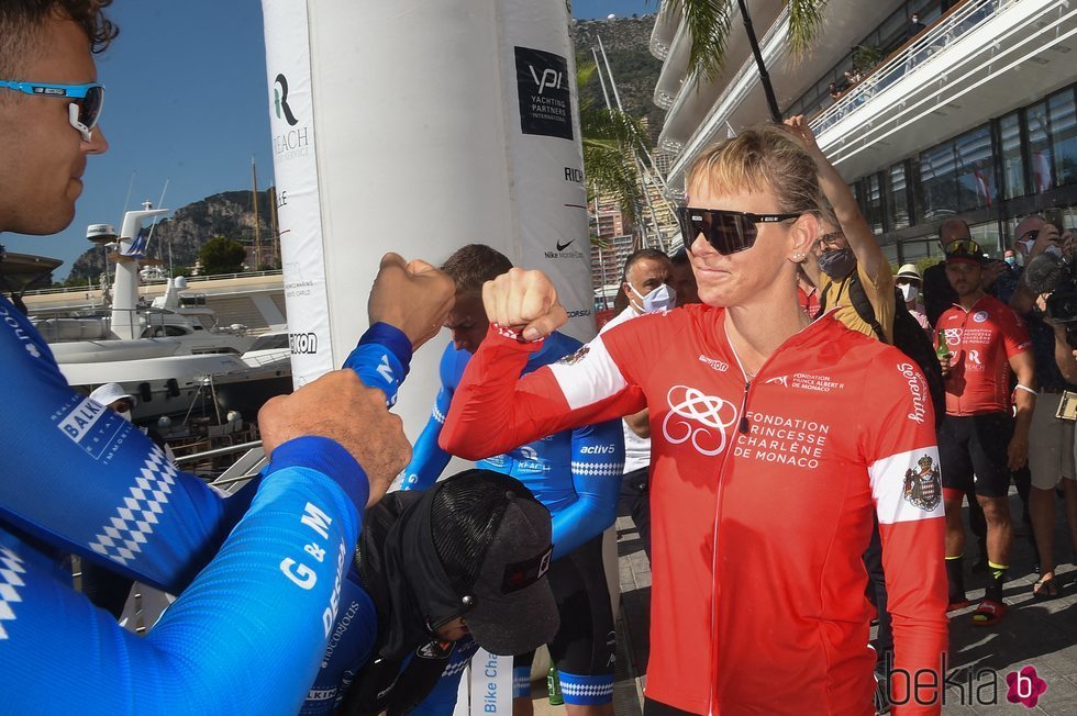 Charlene de Mónaco participa en el evento The Crossing: Calvi-Monaco Water Bike Challenge