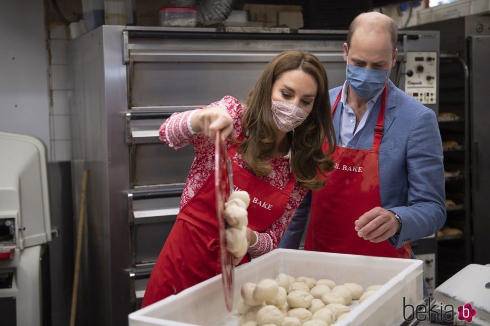 El Príncipe Guillermo y Kate Middleton haciendo pan en una panadería de Londres