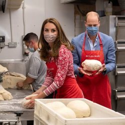 El Príncipe Guillermo y Kate Middleton, con las manos en la masa en una panadería de Londres