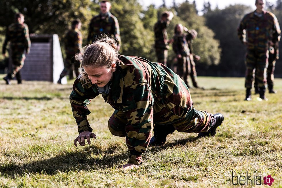 La Princesa Isabel de Bélgica en su primer entrenamiento militar