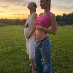 Gigi Hadid presumiendo de barriga de embarazada junto a su hermana Bella