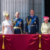 La Reina Isabel, el Duque de Edimburgo, el Príncipe Guillermo, el Príncipe Andrés, el Príncipe Eduardo y Sophie Rhys-Jones