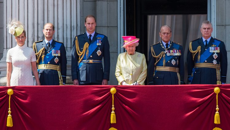 La Reina Isabel, el Duque de Edimburgo, el Príncipe Guillermo, el Príncipe Andrés, el Príncipe Eduardo y Sophie Rhys-Jones