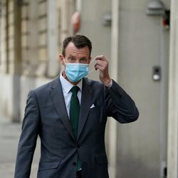 Joaquín de Dinamarca con mascarilla en su primer día de trabajo en la embajada danesa en París