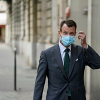 Joaquín de Dinamarca con mascarilla en su primer día de trabajo en la embajada danesa en París